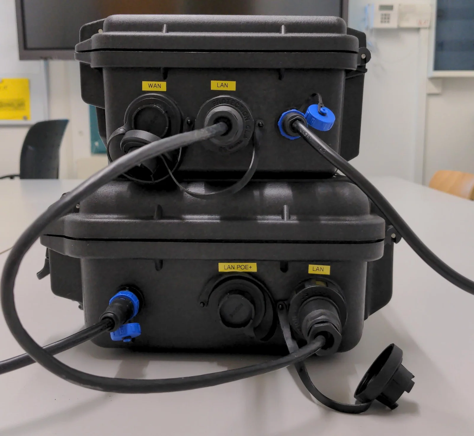 5G-Box (oben) und WLAN-Box (unten) mit beschrifteten Anschlüssen: WAN, LAN, LAN PoE+ und 230-V-Einspeisung